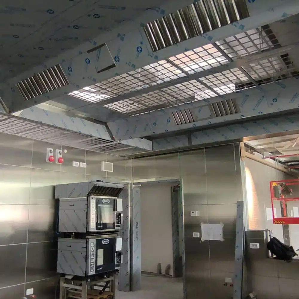 Soffitto aspirante installato da Airsteel per stazione di cottura