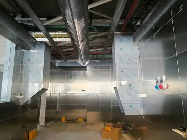 Soffitti-a-compensazione-di-aria-induttiva-per-cucine-milano